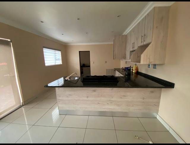 5 BEDROOM HOUSE FOR SALE IN FOURWAYS